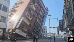 ພາບ​ຈາກວິ​ໂດ​ໂອ​ຂອງ​ໂທ​ລະ​ພາບ TVBS, ສະ​ແດງ​ໃຫ້​ເຫັນ​ຕຶກ​ພັງ​ລົງ​ສ່ວນ​ນຶ່ງ​ໃນ​ເມືອງ​ຮ​ວາ​ລຽນ, ໄຕ້​ຫວັນ, ວັນທີ 3 ເມ​ສາ 2024.