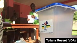 Bureau de vote du dispensaire de Bede dans le 8e arrondissement de Bangui. Ici, on vote avec une heure de retard mais tout est en place. (VOA Afrique/Tatiana Mossot)