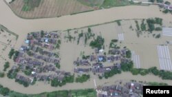 Vue aérienne des maisons inondées dans le village de Wuxi, dans la province de Jiangsu, Chine, le 4 juillet 2014.