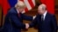 Presiden AS Donald Trump (kiri) saat bertemu Presiden Rusia Vladimir Putin di Helsinki, Finlandia, 16 Juli 2018 (foto: dok). 