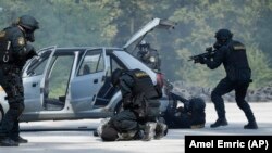 Foto: AP/Amel Emrić, Vježba antiterorističke policijske jedinice, Živinice, 9. septembar 2016.