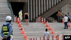 មនុស្សតម្រង់ជួរដើម្បីធ្វើតេស្តរកវីរុសកូរ៉ូណាដែលបង្កជាជំងឺកូវីដ១៩ នៅពហុកីឡដ្ឋានជាតិអូឡាំពិក រាជធានីភ្នំពេញ ថ្ងៃអង្គារ ទី២៣ ខែកុម្ភៈ ឆ្នាំ២០២១។