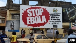 Sebuah papan pengumuman "Stop Ebola" dipasang di kota Freetown, Sierra Leone (foto: dok).