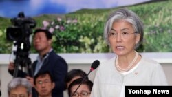 강경화 한국 외교부 장관이 10일 오후 국회에서 열린 외교통상통일위원회에서 외교현안에 관해 보고하고 있다.