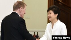 박근혜 한국 대통령(오른쪽)이 30일 청와대에서 마이클 커비 전 북한인권조사위원장을 접견해 악수하고 있다.