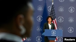 资料照片：2023年8月30日，美国商务部长吉娜·雷蒙多在上海浦东国际机场附近的上海波音航空改装维修公司出席新闻发布会。（路透社）