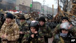 Aktivis Pro-Uni Eropa berdiri di depan barikade kamp tenda di pusat kota Kyiv, Ukraina, Sabtu, 18 Januari 2014. 