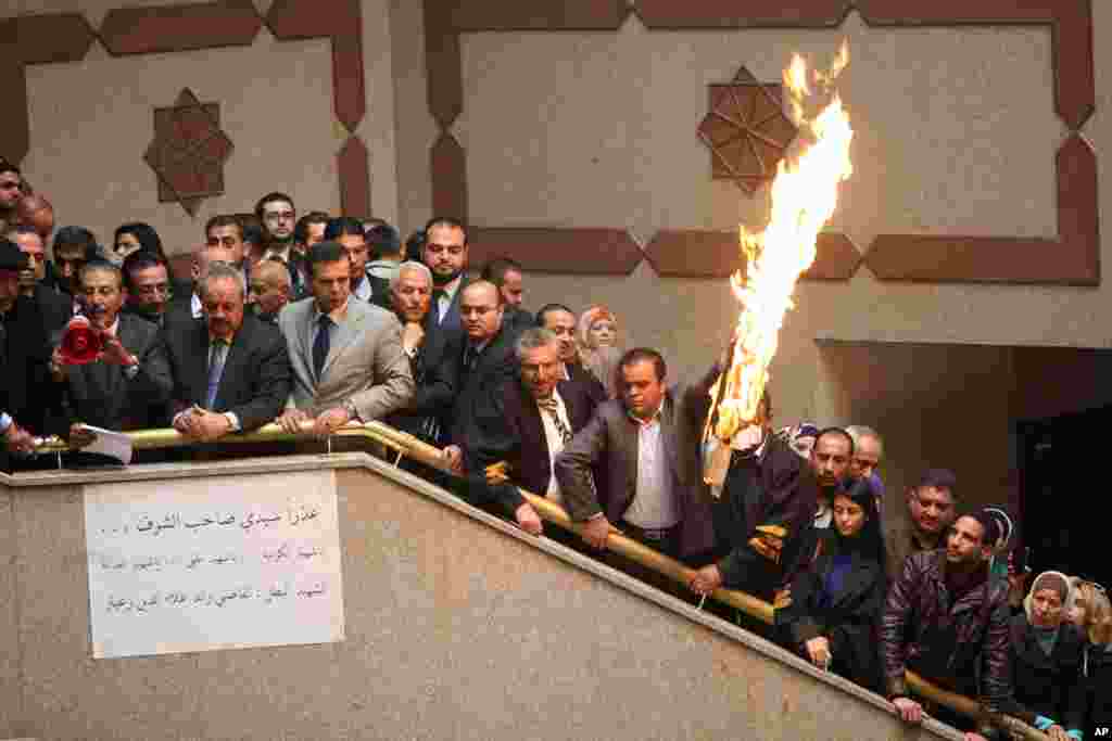 Para hakim dan pengacara Yordania membakar bendera Israel dalam aksi unjuk rasa di ibukota Amman, untuk memprotes tewasnya seorang hakim Yordania,&nbsp;Raed Zueter yang dibunuh oleh tentara Israel.&nbsp; 