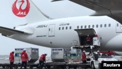 资料照：日本工人把日本捐赠给台湾的新冠病毒疫苗装入即将飞往台湾的飞机。（2021年6月4日）