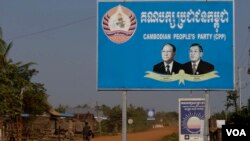 រូបឯកសារ៖ ស្លាកសញ្ញាគណបក្សប្រជាជនកម្ពុជា និងគណបក្សសង្រ្គោះជាតិ ក្នុងឃុំក្តុលសែនជ័យ ស្រុក​ទឹកផុស ខេត្តកំពង់ឆ្នាំង។ (ស៊ុន ណារិន/VOA)