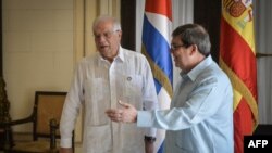 El ministro de Relaciones Exteriores español, Josep Borrell (izq), recibido por su homólogo cubano, Bruno Rodríguez, en La Habana.
