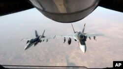지난해 10월 ISIL 공습에 투입된 미군 전투기가 공중 주유를 마쳤다. (자료사진)