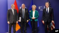 Ձախից՝ աջ՝ Հայաստանի Հանրապետության վարչապետ Նիկոլ Փաշինյանը, ԵՄ բարձր ներկայացուցիչ/փոխնախագահ Ջոզեպ Բորելը, Եվրոպական հանձնաժողովի նախագահ Ուրսուլա ֆոն դեր Լայենը, ԱՄՆ պետքարտուղար Էնթոնի Բլինքենը` ապրիլի 5-ին Բրյուսելում