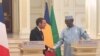 Les présidents français et tchadien Emmanuel Macron et Idriss Déby Itno à N'Djamena, le 23 décembre 2018. (VOA/André Kodmadjingar)