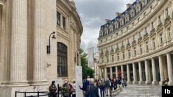People waiting to enter the Pinault Collection, which opened its doors in Paris this month. (L. Bryant/VOA) 