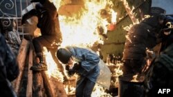 Demonstran terbakar dalam bentrokan dengan polisi, 20 Februari 2014 di Kyiv.