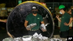 Badan Penegakan Narkoba Filipina, PDEA, mengumpulkan bungkusan Methamphetamine Hydrochloride (Shabu) yang mereka temukan di dalam sebuah tabung baja di salah satu pengedar narkoba terbesar di Manila, Filipina, 7 Agustus 2018. (Foto: dok).