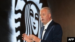 Presiden dan CEO Starbucks Kevin Johnson berbicara dalam konferensi pers di Shanghai, 2 Agustus 2018.