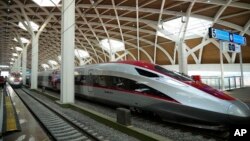 Kereta berkecepatan tinggi diparkir saat upacara peluncuran kereta berkecepatan tinggi pertama di Asia Tenggara "Whoosh" di stasiun Halim di Jakarta, Senin, 2 Oktober 2023.(AP/Achmad Ibrahim)