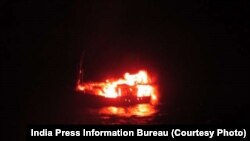 Kementerian Pertahanan India merilis foto yang memperlihatkan sebuah kapal Pakistan yang diledakkan setelah dikejar oleh kapal penjaga pantai India, 1/1/2015.