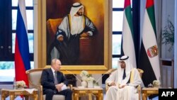 Presiden Uni Emirat Arab, Sheikh Mohammed bin Zayed Al-Nahyan (kanan), bertemu dengan Presiden Rusia Vladimir Putin di istana Qasr Al-Watan di Abu Dhabi, 6 Desember 2023. (Hamad AL-KAABI/UAE PRESIDENTIAL COURT/ AFP)