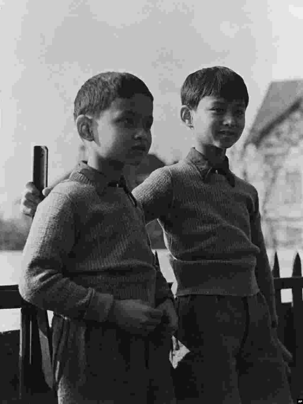 Pangeran Bhumibol bersama abangnya, Pangeran Ananda, di sekolah mereka di Lausanne, Swiss, 7 Maret 1935. Pangeran Ananda kemudian menjadi Raja Ananda Mahidol, namun ditembak mati di tempat tidurnya tahun 1946 dan kemudian digantikan adiknya.