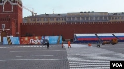 2014年5月9日胜利日庆祝活动前夕，市政工人在莫斯科红场上做准备。莫斯科的许多市政工人来自乌兹别克斯坦，在俄罗斯的外国劳工中，乌兹别克人最多，超过其他中亚国家。乌兹别克斯坦对二战的评价与俄罗斯不同，很少参加每年的红场庆祝活动。