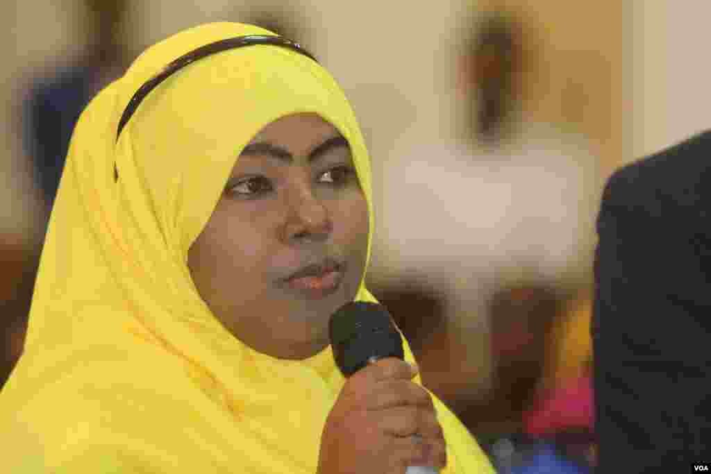 A young Somali woman asks President Hassan Sheikh Mohamoud a question during the town hall hosted by VOA&#39;s Somali service, in Mogadishu.