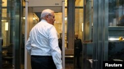 Senator Robert Menendez i njegova supruga Nejdin Menendez stižu u federalni sud u Njujorku, 27. septembar, 2023. (Foto: REUTERS/Brendan McDermid)