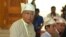 ​លោក ធិន ច (U Htin Kyaw) (ឆ្វេង) ជាប្រធានាធិបតី​នៃ​សាធារណរដ្ឋ​សហភាព​​មីយ៉ាន់ម៉ា។