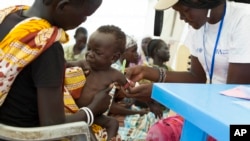 ARSIP - Seorang anak yang dicurigai mengalami gizi buruk sedang diperiksa di klinik program nutrisi IMC di Malakal, Sudan Selatan, 25 Juli 2014 (foto: AP Photo/ Matthew Abbott)
