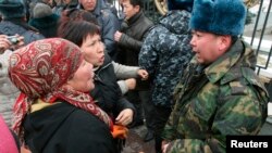 Qirg'izistonda har bahor muxolifat faollashadi. Ikki inqilobni va qonli mojarolarni boshdan kechirgan xalq iqtisodiy-ijtimoiy muammolar changalida qolmoqda. 