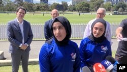 ناهیده سپان (چپ) او فیروزه امیري، د کرکټ افغانې لوبغاړې 