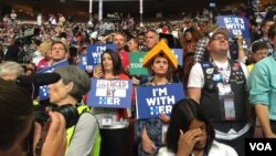 Para pendukung Hillary Clinton memadati gedung tempat penyelenggaran Democratic National Convention (DNC) di Philadelphia, AS, Selasa (26/7). 