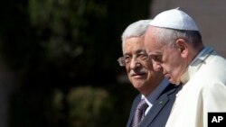 Paus Fransiskus disambut Presiden Palestina Mahmoud Abbas dalam kunjungan ke Bethlehem, Tepi Barat, 25 Mei 2014.