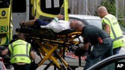 Petugas medis mengangkut seorang korban luka-luka dalam penembakan di masjid kota Christchurch, Selandia Baru, Jumat (15/3). 