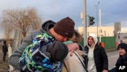 ชาวยูเครนครอบครัวหนึ่งบริเวณแนวชายเเดนโปแลนด์ 26 ก.พ. 2022