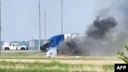 Hayaki Na Fitowa Daga Hatsarin Mota Da Ya Kashe Mutane 15 a Carberry, da ke Yammacin Winnipeg, Canada. June 15, 2023.