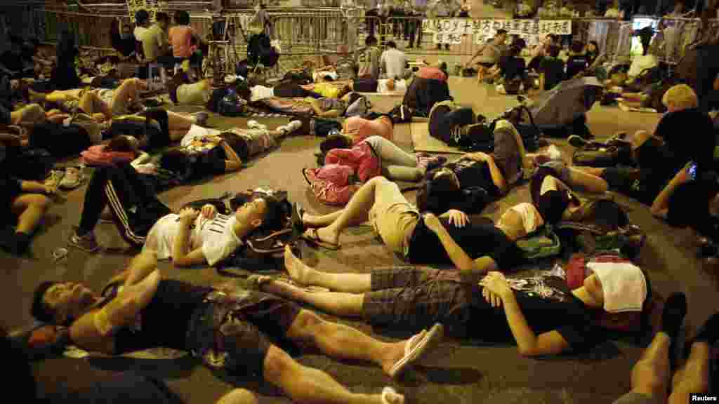 Protesters sleep as they block the entrance of Hong Kong Chief Executive Leung Chun-ying's offices next to the government headquarters building, Oct. 5, 2014.