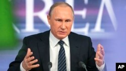 Presiden Rusia Vladimir Putin memberikan sambutan dalam konferensi pers tahunan di Moskow, Rusia (17/12). 