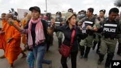 រូបឯកសារ៖ អ្នកគាំទ្រ​អង្គការ​សិទ្ធិមនុស្ស​ត្រូវបាន​បង្ខំឲ្យ​ដើរ​ទៅ​មុខ ដោយ​ក្រុម​ប៉ូលិស​សន្តិសុខ ខណៈ​ដែល​ពួក​គេ​នាំ​គ្នា​ដើរ​ហែរ​ក្បួនប្រឆាំង​នឹង​ការ​ចោទប្រកាន់​លើ​សកម្មជន​សិទ្ធិមនុស្ស​ នៅ​ក្បែរ​គុកព្រៃស រាជធានី​ភ្នំពេញ កាលពី​ថ្ងៃច័ន្ទ ទី៩ ខែឧសភា ឆ្នាំ២០១៦។