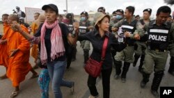 រូបឯកសារ៖ អ្នកគាំទ្រ​អង្គការ​សិទ្ធិមនុស្ស​ត្រូវបាន​បង្ខំឲ្យ​ដើរ​ទៅ​មុខ ដោយ​ក្រុម​ប៉ូលិស​សន្តិសុខ ខណៈ​ដែល​ពួក​គេ​នាំ​គ្នា​ដើរ​ហែរ​ក្បួនប្រឆាំង​នឹង​ការ​ចោទប្រកាន់​លើ​សកម្មជន​សិទ្ធិមនុស្ស​ នៅ​ក្បែរ​គុកព្រៃស រាជធានី​ភ្នំពេញ កាលពី​ថ្ងៃច័ន្ទ ទី៩ ខែឧសភា ឆ្នាំ២០១៦។ (AP Photo/Heng Sinith)