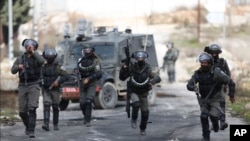 Polisi perbatasan Israel saar bentrokan dengan para pengunjuk rasa Palestina di Ramallah, Tepi Barat,1 Februari 2020. (Foto: dok). 