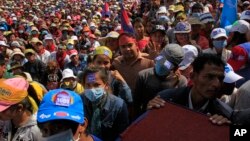 អ្នក​គាំទ្រ​គណបក្ស​ប្រឆាំង​និង​កម្មករ​កាត់ដេរ ​ធ្វើ​បាតុកម្ម​នៅ​ទី​លាន​ប្រជាធិបតេយ្យ​ក្រុង​ភ្នំពេញ​​កាល​ពី​ថ្ងៃ​ទី​២៩ ខែ​ធ្នូ​ ឆ្នាំ​២០១៣។