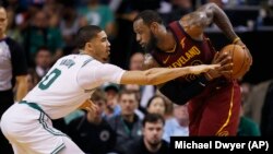 Jayson Tatum des Boston Celtics contre LeBron James des Cleveland Cavaliers à Boston, le 13 mai 2018. 