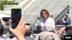 资料图： 时任美国联邦众议院议长南希•佩洛西（Nancy Pelosi）在国会山上纪念六四。（美国之音2019年6月）