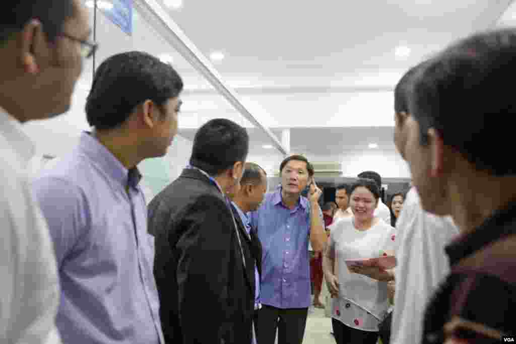 លោក នី សុខា មន្ត្រី​សិទ្ធិ​មនុស្ស​អាដហុក សំណេះ​សំណាល​ជាមួយ​អ្នក​ដែល​បាន​មក​សម្តែង​ការ​ស្វាមគន៍ និង​អបអរ​ចំពោះ​ការ​ដោះលែង​ឲ្យ​នៅ​ក្រៅឃុំ​របស់​មន្ត្រី​សិទ្ធិមនុស្ស​ទាំង​បួននាក់​របស់​អង្គការ​អាដហុក និង​មន្ត្រី គ.ជ.ប ម្នាក់​គឺ​លោក នី ចរិយា នៅ​មុខ​ការិយាល័យ​អង្គការ​អាដហុក នៅ​រាត្រី​ថ្ងៃព្រហស្បតិ៍ ទី២៩ ខែមិថុនា ឆ្នាំ២០១៧។ (ខាន់ សុគុំមនោ/VOA)