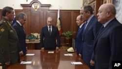 ប្រធានាធិបតី​រុស្ស៊ី Vladimir Putin (ទីបីពីឆ្វេង) ស្មឹងស្មាត​មួយ​នា​ទី​ជាមួយ​មេដឹកនាំ​រុស្ស៊ី​ផ្សេង​ទៀត​ មុន​ពេល​បើក​កិច្ច​ប្រជុំ​អំពី​ការ​ធ្លាក់​យន្ត​ហោះ​នៅ​ប្រទេស​អេហ្ស៊ីប នៅ​វិមានក្រឹមឡាំង ប្រទេស​រុស្ស៊ី កាលពីថ្ងៃទី១៧ ខែវិច្ឆិកា ឆ្នាំ២០១៥។