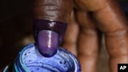 Wata mai kada kuri'a ta dangwala tawada a wurin kada kuri'a