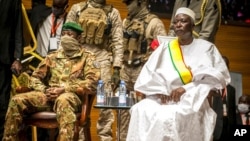 Pensiunan Kolonel Mayor Bah N'Daw, kanan, dilantik sebagai presiden transisi, dan Kolonel Assimi Goita, kiri, dilantik sebagai wakil presiden transisi, pada sebuah upacara di ibu kota Bamako, Mali, September 25, 2020. (Foto: AP)